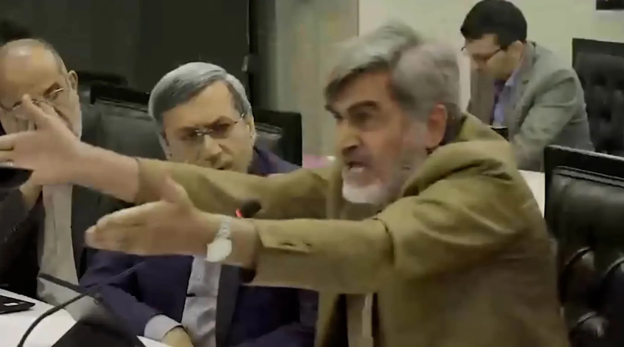 ویدئو؛ تهدید نماینده سوپرانقلابی به خودسوزی در اعتراض به شرایط موجود