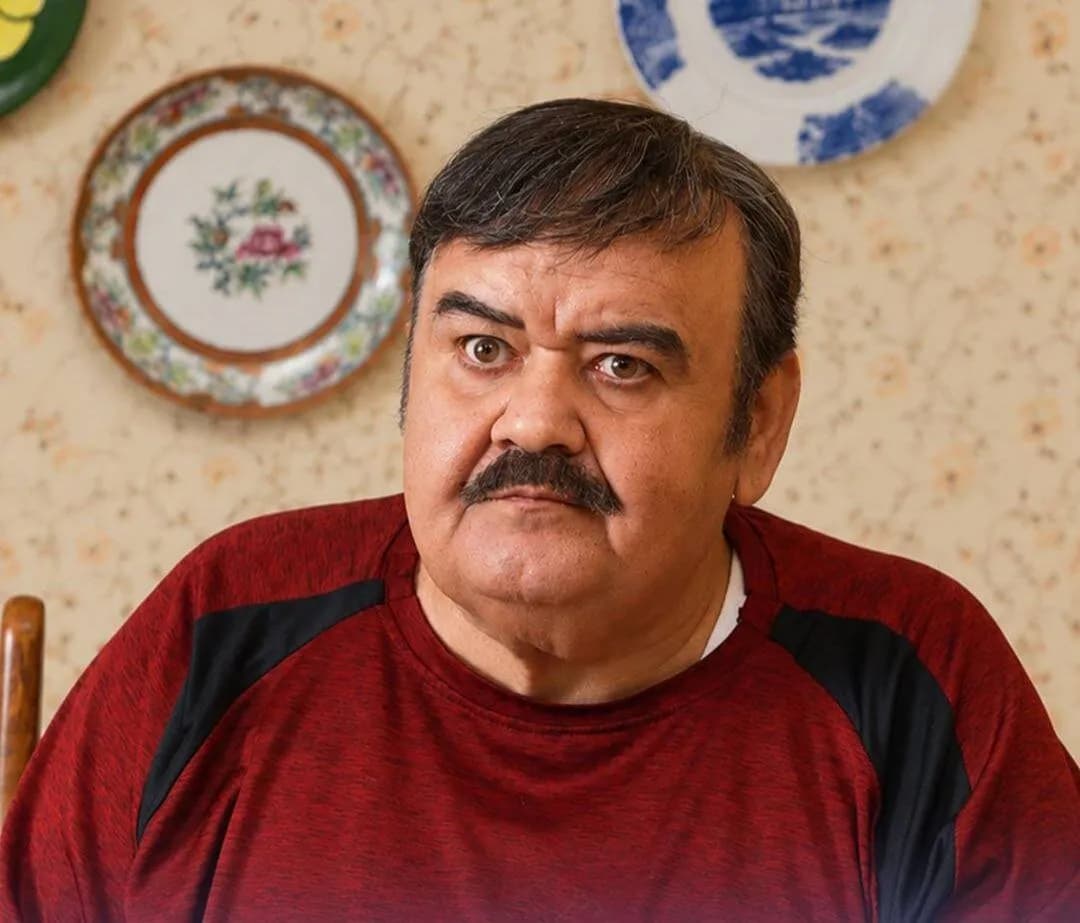 ماه عسل با اکبر عبدی جایگزین دیوار دفاعی در شبکه سه می شود