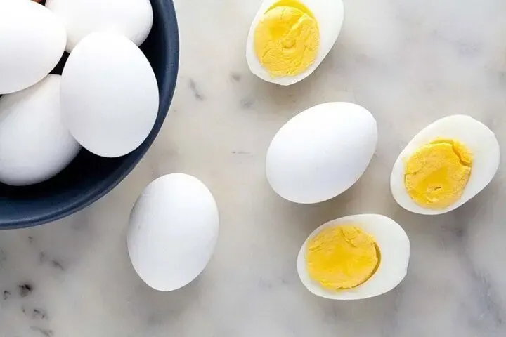 هفته ای چند بار تخم مرغ بخوریم؟ بررسی میزان مصرف مناسب