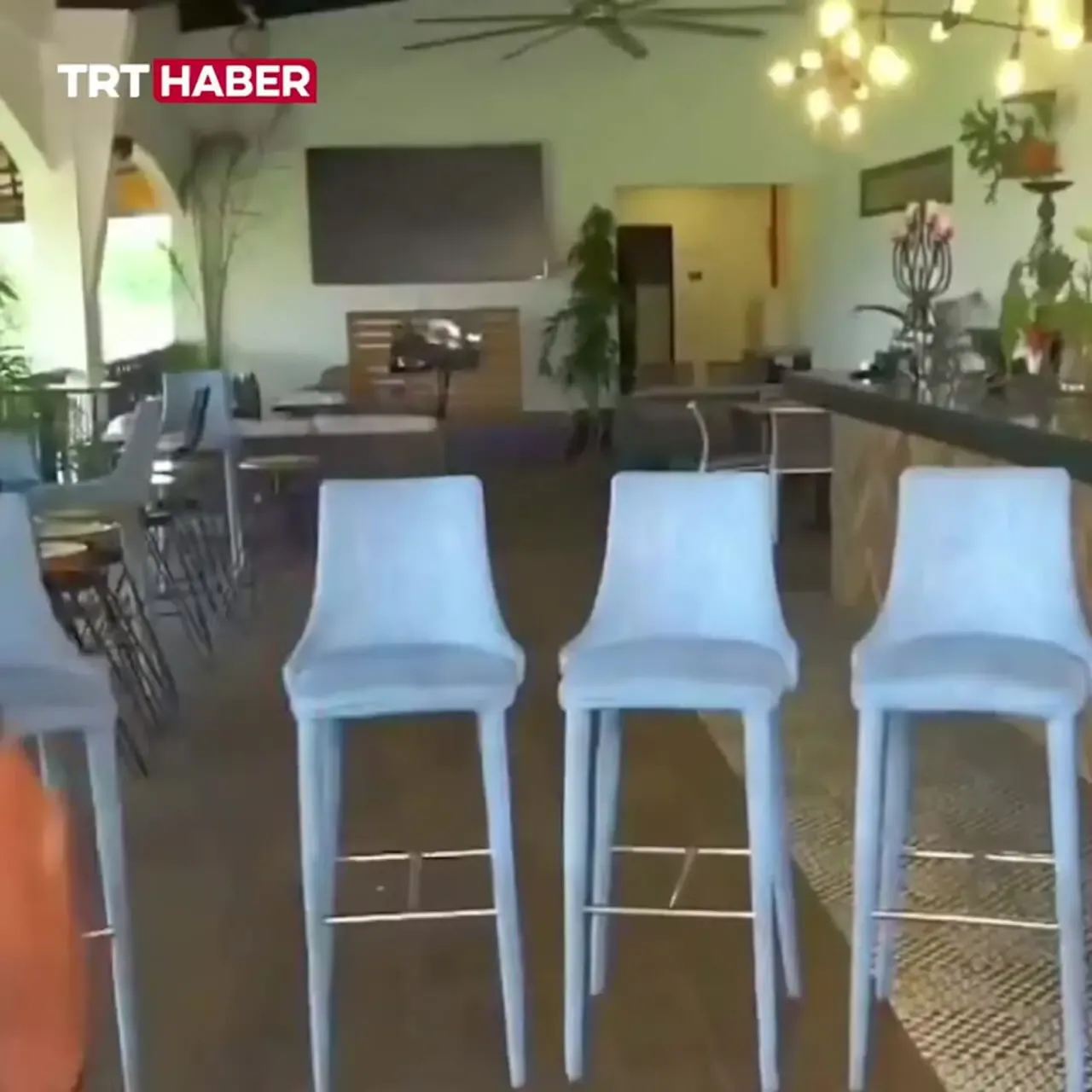 ببینید؛ فرار هولناک شرکت کنندگان از استودیو پس از زلزله ترسناک