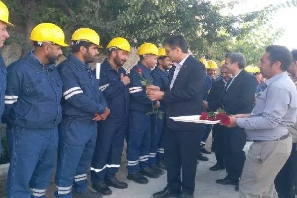 مدیرعامل توانیر در جمع سیم بانان کوهستان های بویراحمد؛ پای درد دل نیروهای برق نشست