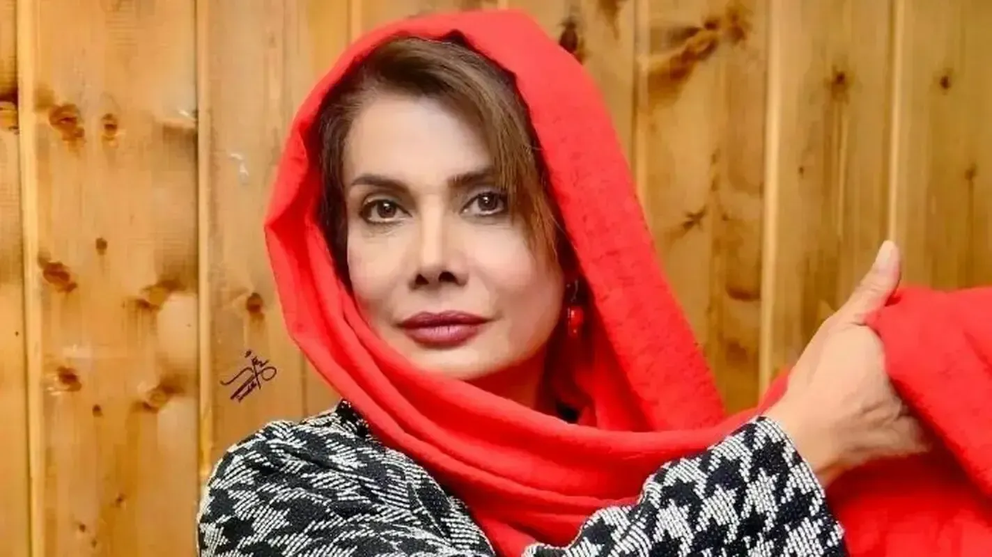 عکس دیده نشده از عاطفه رضوی ۱۹ ساله در فیلم آن سوی آتش؛ سفر به سال ۱۳۶۶