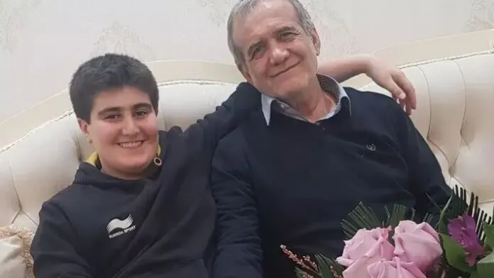 عکس جشن تولد نوه پسری دکتر مسعود پزشکیان با کیک خانگی و چیدمان ساده خانه