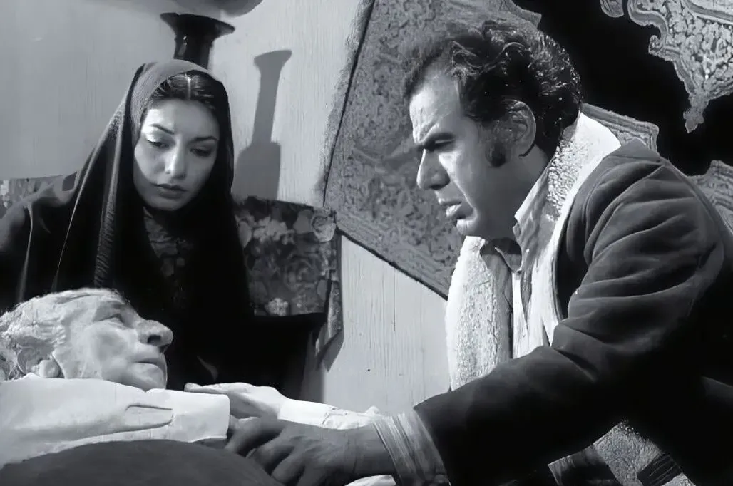عکس قدیمی ناصر ملک مطیعی در خانه اش در تهران؛ چهره متفاوت ستاره سینمای ایران در دهه ۷۰