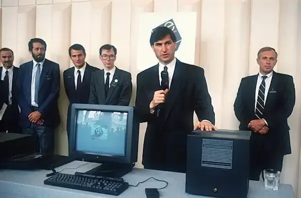 قرارداد مخفی CIA با استیو جابز؛ ماجرای کمک سازمان اطلاعات آمریکا به نجات نکست