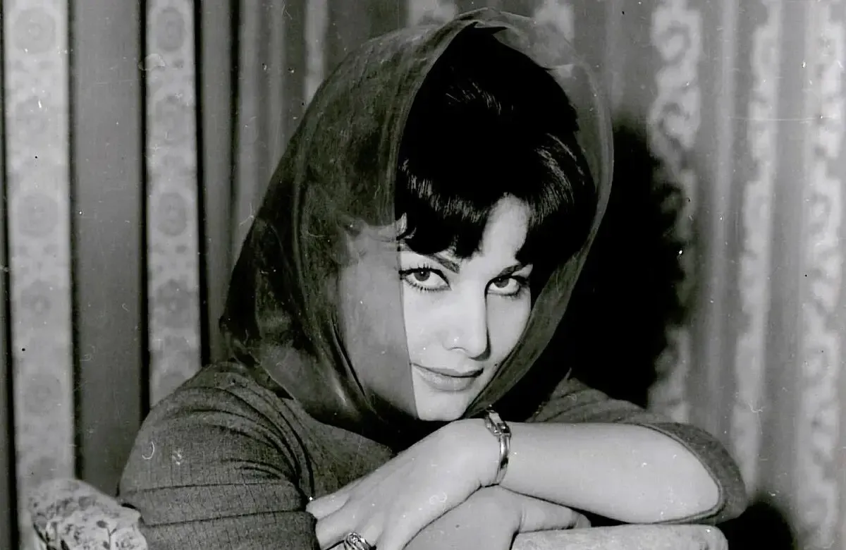 عکس تاریخی ایرن در ۳۶ سالگی؛ با لباس سنتی و کوزه بر دوش در سال ۱۳۴۲