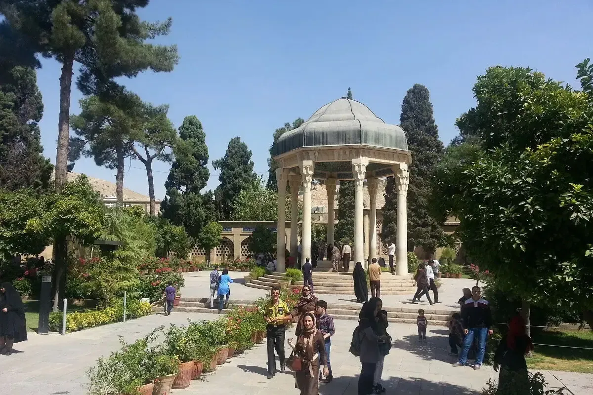 فال حافظ امروز جمعه ۱ آبان ۱۴۰۵؛ تفسیر کامل غزل و پیام حافظ
