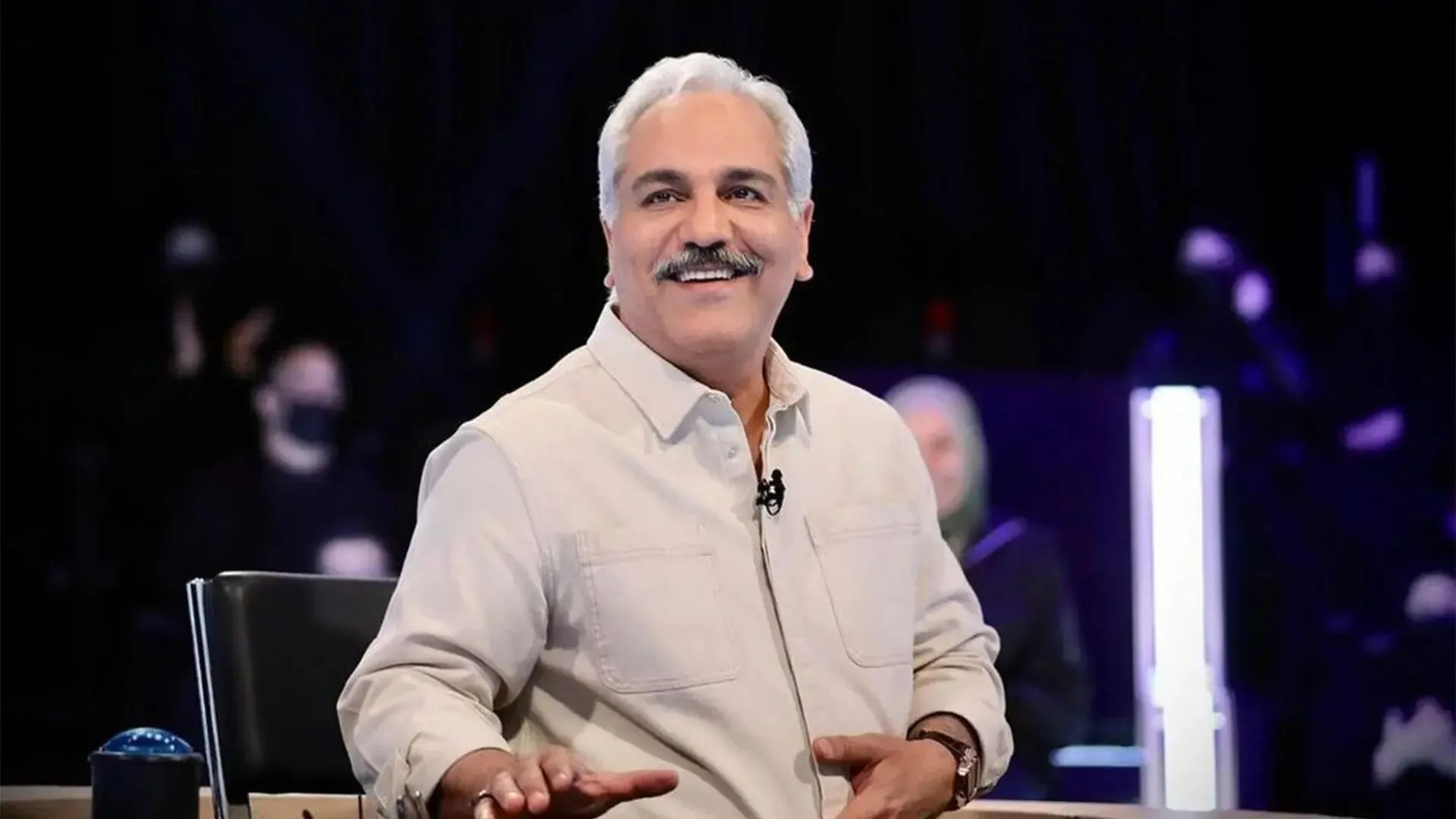 عکس قدیمی مهران مدیری در پشت صحنه سریال پاورچین؛ سفر به سال ۱۳۸۱