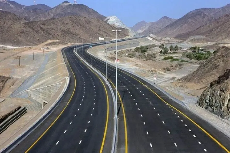 عکس نوستالژیک از خودروی قدیمی در جاده خاکی کاشان؛ سال ۱۳۳۰