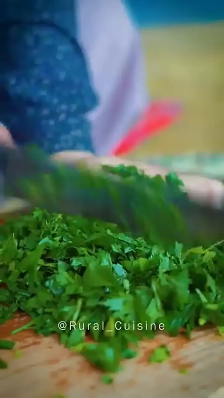ببینید؛ پخت خورشت کرفس محلی در روستایی سرسبز در شمال ایران