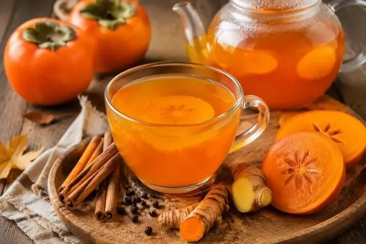 خواص چای خرمالو چیست؟ طرز تهیه نوشیدنی پاییزی با زنجبیل و دارچین