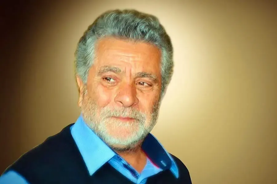 عکس قدیمی بهروز وثوقی در ۳۷ سالگی؛ دویدن در کوچه ای در تهران در سال ۱۳۵۳