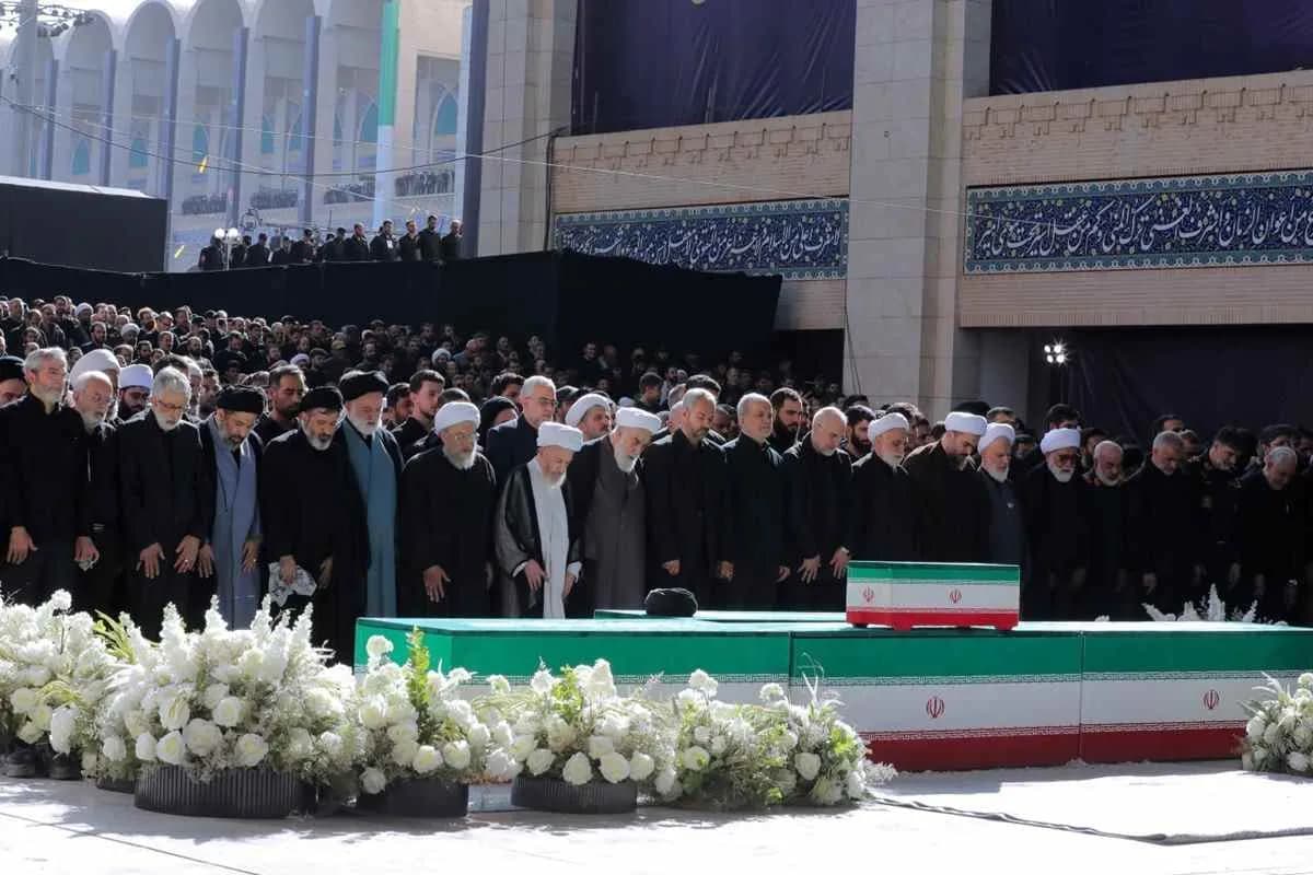 تصاویری احساسی از نماز فرزندان رهبر شهید بر پیکر پدر