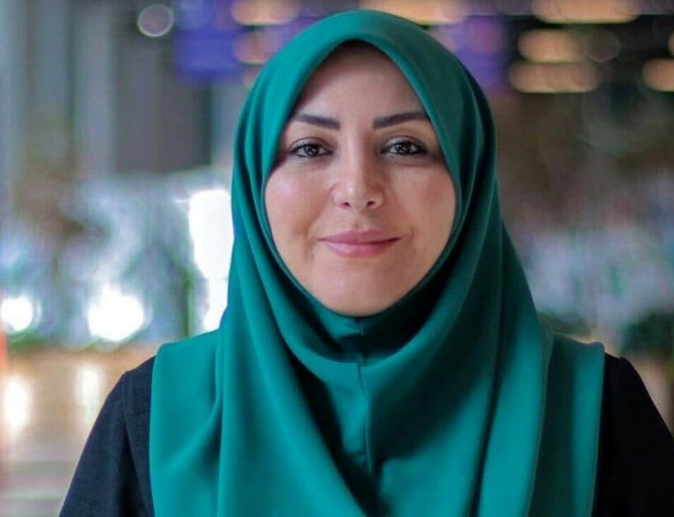 کنایه سنگین المیرا شریفی مقدم به بنر جدید شهرداری درباره حجاب + عکس