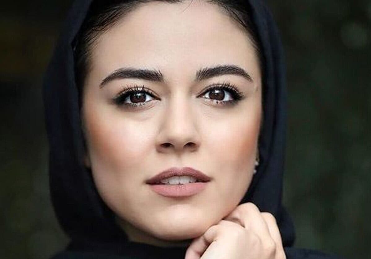 خلوت و تنهایی ماهور الوند در یک کافه شیک و دنج و ژست قشنگش برای عکاسی+عکس