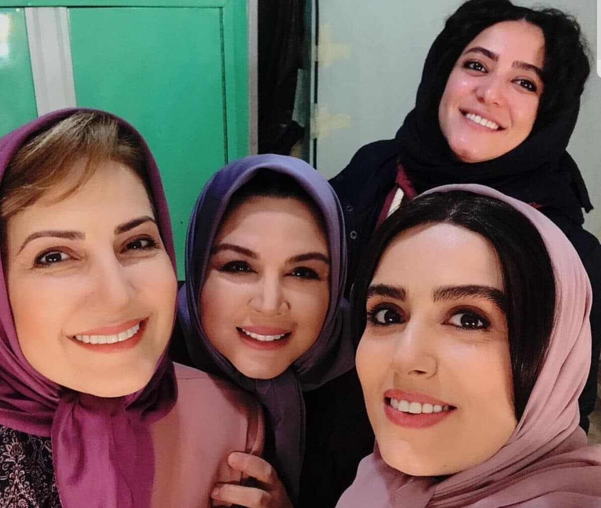 خلاقیت جالب و دختر پسند بازیگران زن سریال لحظه گرگ و میش با گل های کنده شده کنار خیابون ! + عکس