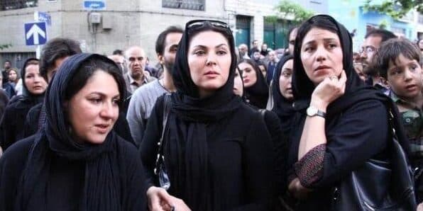تسلی دادن و همدردی بازیگران و هنرمندان با ستاره و لاله اسکندری در مراسم ختم پدرشان + عکس