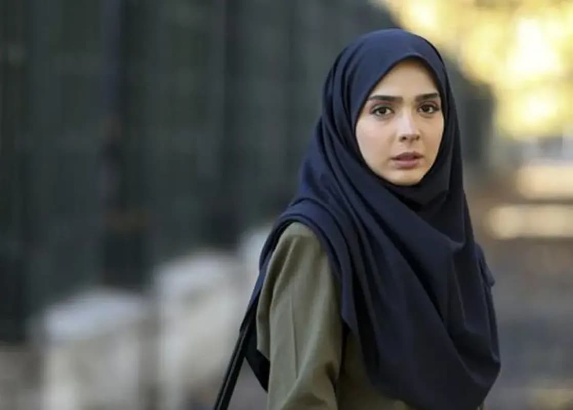 (عکس) خلاقیت متفاوت و هوشمندانه المیرا دهقانی در ثبت عکس هنری در شب / تبدیل پشت بام به آتلیه عکاسی طبیعی !