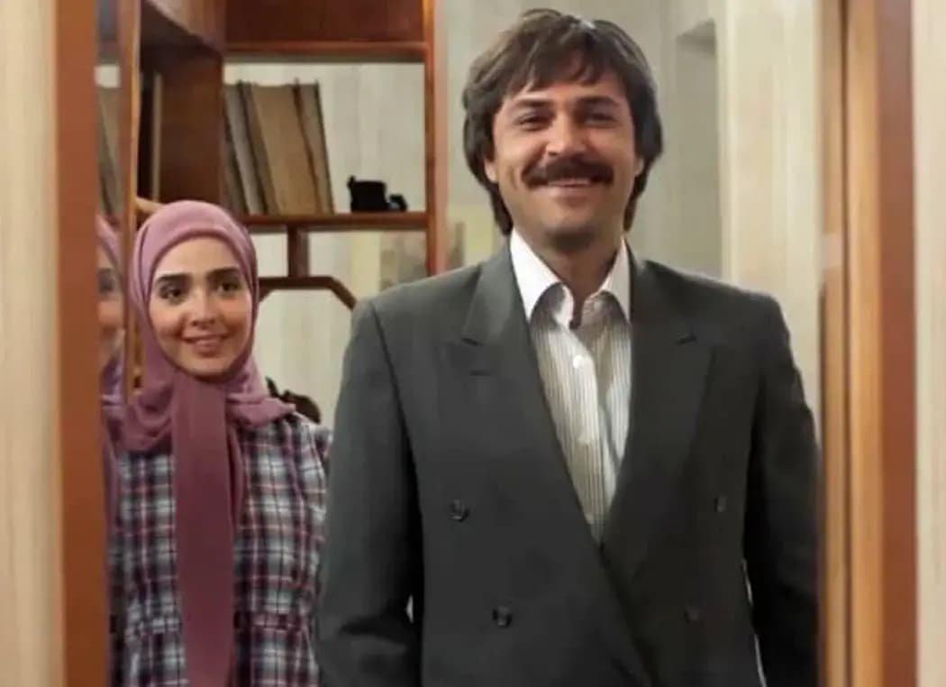 چهره غمزده علیرضا کمالی، احسان سریال لحظه گرگ و میش در مراسم تشییع حسام محمودی / برای مردن خیلی جوون بود ! + عکس