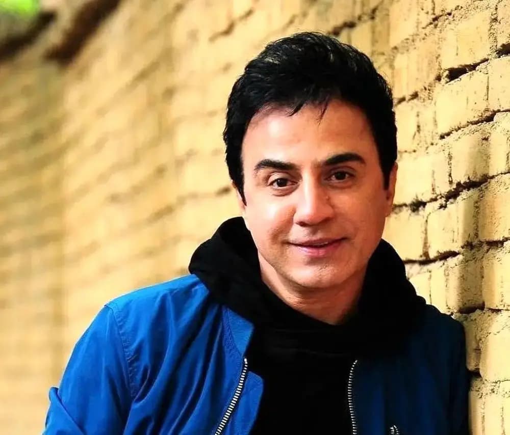 نماز خواندن و حس وحال معنوی داریوش فرضیایی، عمو پورنگ پر انرژی بچه ها روی سجاده سبز رنگش + عکس