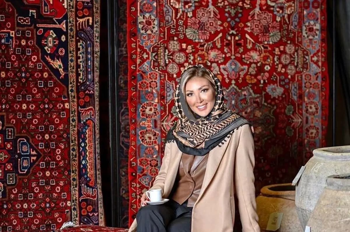 سلام ظهرگاهی مینا مختاری در ورودی خانه اش با دسته گل لیلیوم+عکس/ چقدر خوش عکسه این بشر