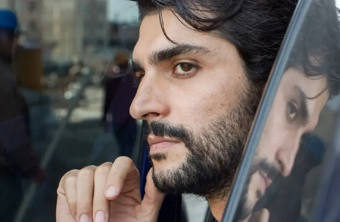 چهره غرق در خون و زیر باران نیما نادری، سروش سریال لحظه گرگ و میش و گریه های امیر جعفری بالای جسدش + ویدیو