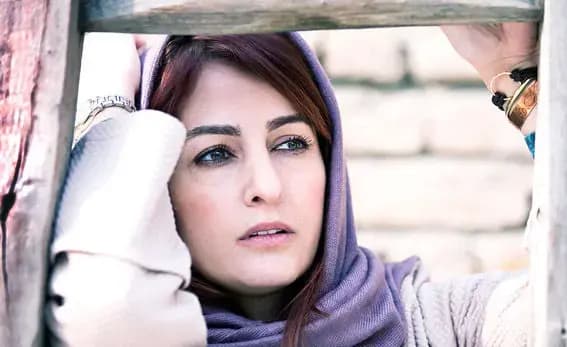 نگاهی به چیدمان میز ناهارخوری خانه خواهر شقایق دهقان؛ چراغ نفتی عتیقه با ترکیب گلهای خوشرنگ و بهشتی+عکس/ اون رومیزی چی میگه این وسط