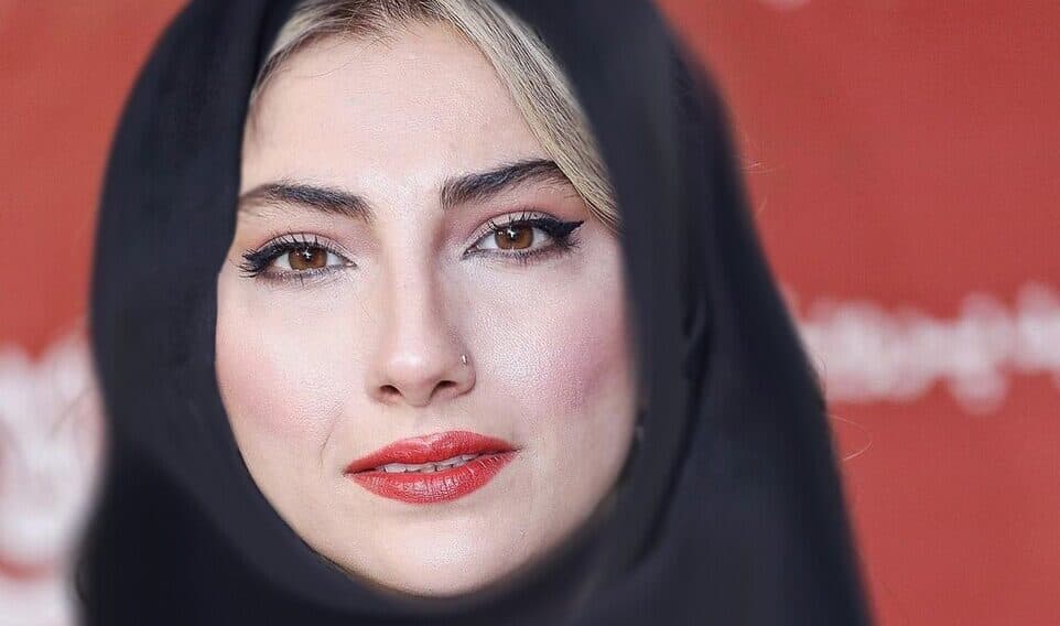 محیا دهقانی با مانتوی کتی طرح شلوغ و اوت فیت کاملا مشکی و اکسسوریهای نقرهای و آبی در اکران فیلم قلب رقه / هماهنگی بینظیر استایل و اکسسوری