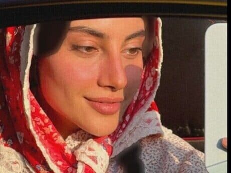 باغبانی جذاب ترلان پروانه، بازیگر جدید سریال گردن زنی با استایل کژوال و راحت/ چه حس و انرژی خوبی داره+عکس