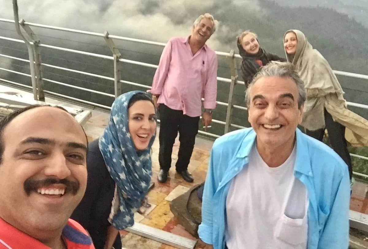 تصویری جنجالی از بازیگران «یوسف پیامبر» در کنار همایون ارشادی؛ لو رفتن رازهای پشت صحنه؟! 📸